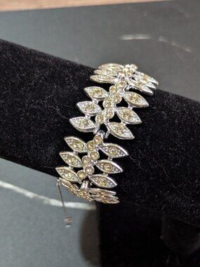 Sarah Coventry Rhinestone Leaf Bracelet Silver Tone Floral Design 7" Elegant Spa